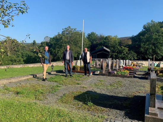 Vor-Ort-Termin auf dem Friedhof in Oberhausen – Bürgermeister Dr. Frank Schmidt traf sich mit den zwei Mitgliedern des Gemeindevorstands Udo Jung und Heinz-Werner Sattler